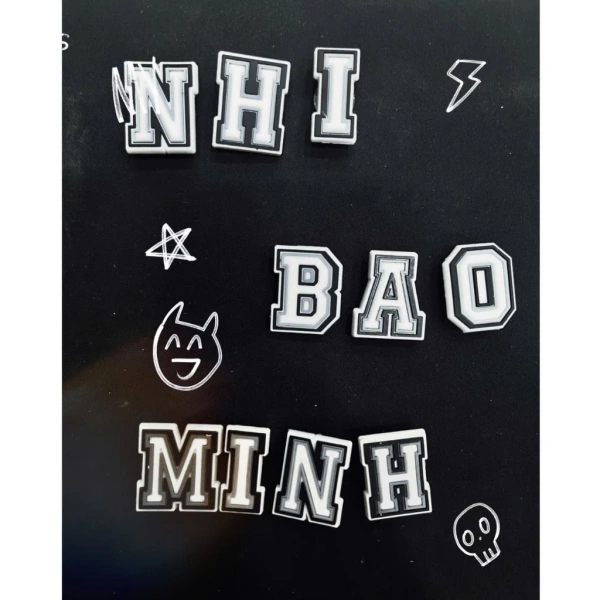 Phụ kiện chữ cá nhân trên dép làm nổi bật phong cách nhưng lại gây bất ngờ về độ trượt khi dẫm trên sàn ướt - Ảnh 4