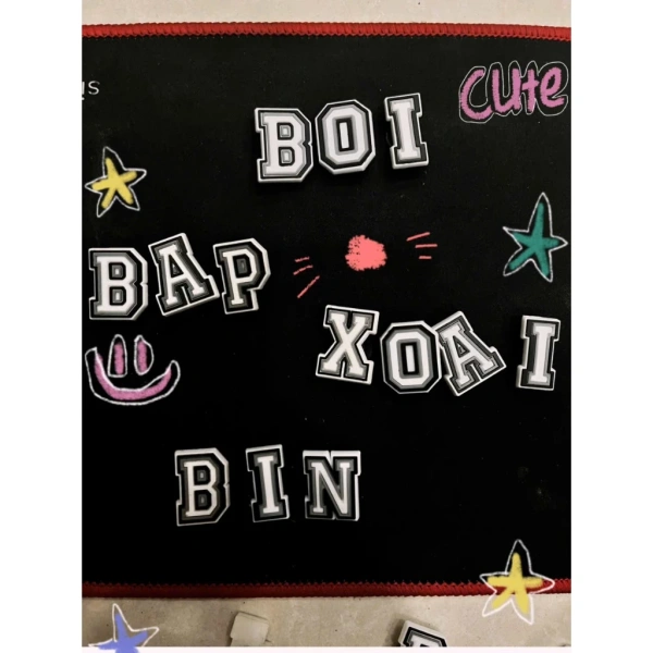 Mặc dù charm mang lại yếu tố thời trang, nhưng không phải lúc nào cũng phù hợp. (Ảnh 5)
