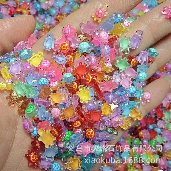 Mặc dù vẻ ngoài của charm rất thu hút, nhưng không ít người phản ánh vấn đề độ bám không ổn định khi gắn lên các bề mặt nhám như vỏ điện thoại silicone hoặc nhựa cứng. (Ảnh 3) Mặc dù vẻ ngoài của charm rất thu hút, nhưng không ít người phản ánh vấn đề độ bám không ổn định khi gắn lên các bề mặt nhám như vỏ điện thoại silicone hoặc nhựa cứng. (Ảnh 3)