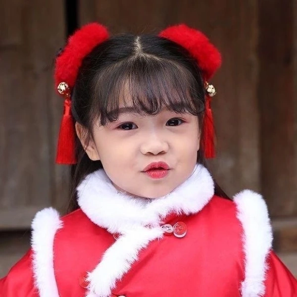 Trong văn hoá Việt Nam, màu đỏ luôn được coi là biểu tượng của may mắn và tài lộc. (Ảnh 2) Trong văn hoá Việt Nam, màu đỏ luôn được coi là biểu tượng của may mắn và tài lộc. (Ảnh 2)