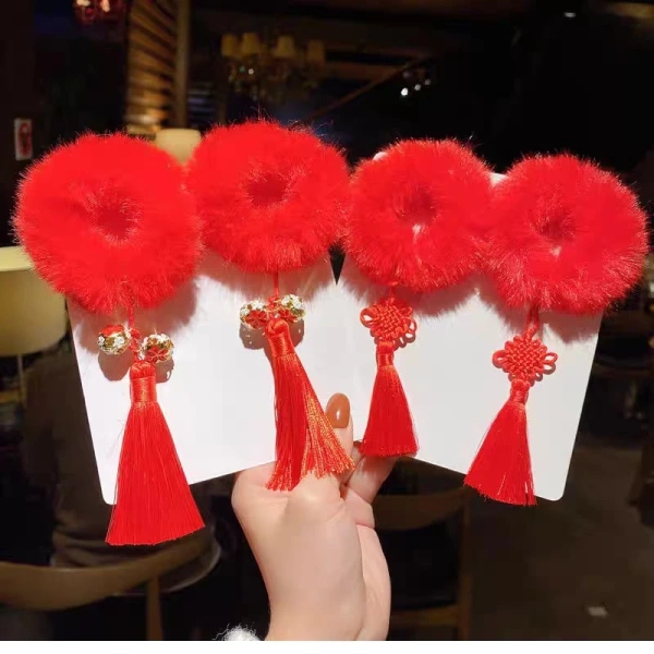 Trong số các lựa chọn trên thị trường, Set 2 cột tóc bông xù tròn màu đỏ gắn chuông, thỏ, tua rua, nơ năm mới, Tết của NiA shop (mã PK251) là một mẫu đáng chú ý. (Ảnh 5) Trong số các lựa chọn trên thị trường, Set 2 cột tóc bông xù tròn màu đỏ gắn chuông, thỏ, tua rua, nơ năm mới, Tết của NiA shop (mã PK251) là một mẫu đáng chú ý. (Ảnh 5)