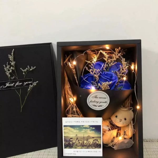 Để tạo ra một bộ quà Valentine thật ấn tượng, không chỉ cần lựa chọn các thành phần chất lượng mà còn phải quan tâm tới cách bố trí và trang trí chúng. (Ảnh 3) Để tạo ra một bộ quà Valentine thật ấn tượng, không chỉ cần lựa chọn các thành phần chất lượng mà còn phải quan tâm tới cách bố trí và trang trí chúng. (Ảnh 3)
