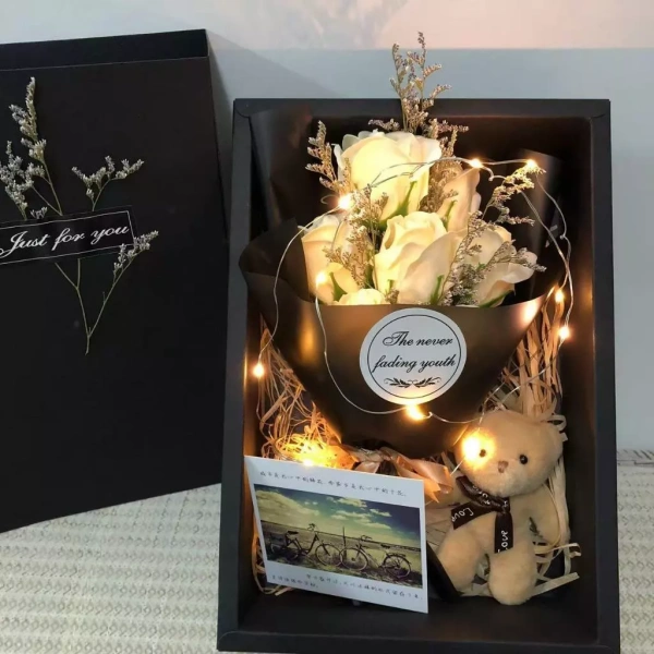 Trong số các mẫu hộp hoa sáp hiện có trên thị trường, Quà Tặng Valentine YangYang nổi bật với thiết kế sang trọng và tính năng đa dạng. (Ảnh 4) Trong số các mẫu hộp hoa sáp hiện có trên thị trường, Quà Tặng Valentine YangYang nổi bật với thiết kế sang trọng và tính năng đa dạng. (Ảnh 4)
