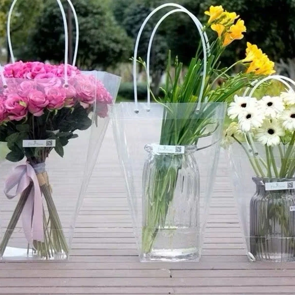 Quai xách ngắn của túi gói hoa trong suốt thường biến sự tiện lợi thành bất tiện trong các buổi tiệc - Ảnh 1 Quai xách ngắn của túi gói hoa trong suốt thường biến sự tiện lợi thành bất tiện trong các buổi tiệc - Ảnh 1