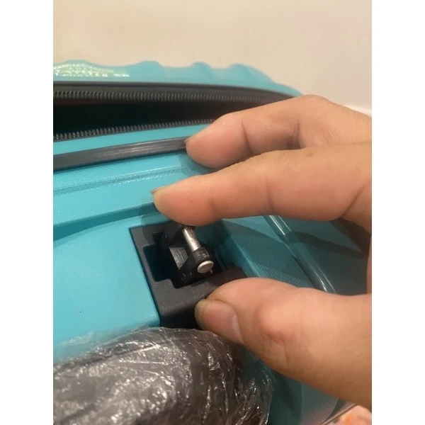 Quai xách, đặc biệt là các mẫu quai xách vali 17 cm, được thiết kế với chiều rộng vừa phải, cho phép người dùng kéo vali sao cho lực kéo thẳng qua trọng tâm. (Ảnh 3)