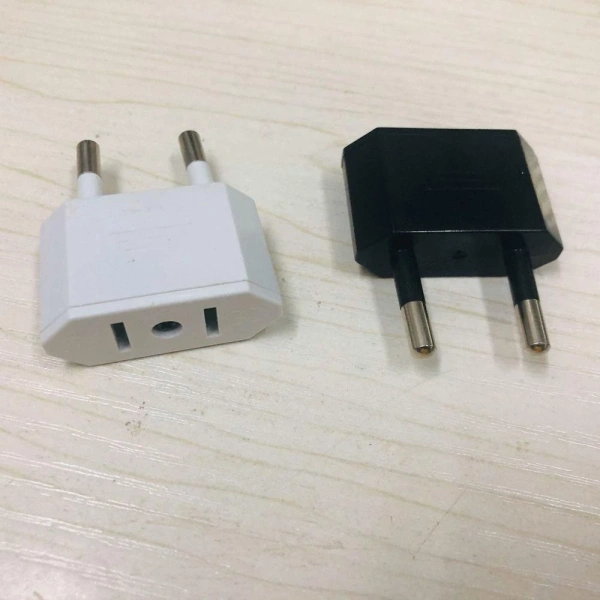 Trong hầu hết các khách sạn châu Âu, các phòng ngủ thường được lắp đặt ổ cắm dạng Schuko (2 chấu tròn) hoặc British Type G (3 chấu vuông). (Ảnh 2) Trong hầu hết các khách sạn châu Âu, các phòng ngủ thường được lắp đặt ổ cắm dạng Schuko (2 chấu tròn) hoặc British Type G (3 chấu vuông). (Ảnh 2)