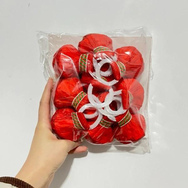 Một cách sáng tạo là thiết kế đường dẫn bằng lưới dây mảnh, dây kéo hoặc dây dù để ruy băng “trượt” nhẹ nhàng theo chiều gió nhưng vẫn nằm trong phạm vi mong muốn. (Ảnh 3)