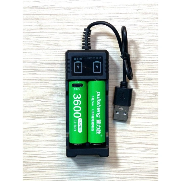 Bộ sạc 2‑4 khe này đáp ứng nhu cầu sạc pin AA, AAA của các thiết bị phụ trợ như micro, đồng hồ thông minh, máy ảnh mini… Nhờ kích thước chỉ 81x46x28 mm, nó có thể đặt gọn dưới máy tính xách tay hoặc trong khay kéo, không làm “căng” diện tích làm việc. (Ảnh 4)