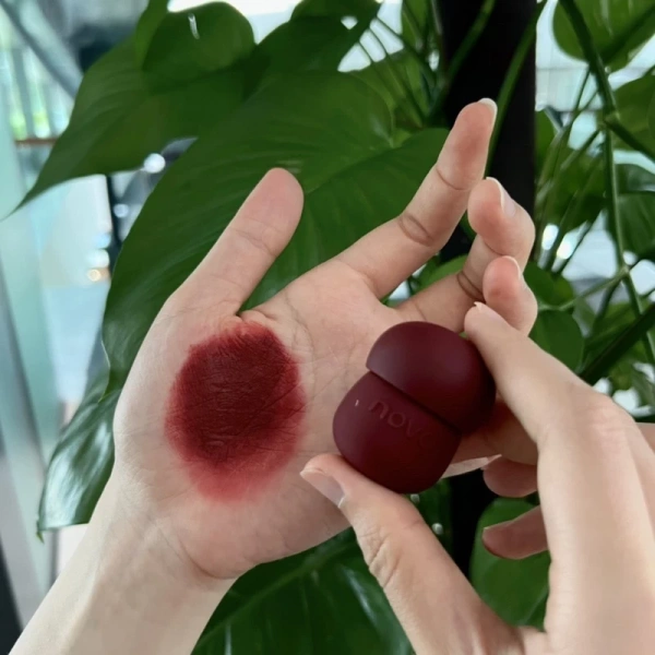 Sắc màu son kem siêu mịn hứa hẹn kéo dài suốt ngày nhưng thường phai sau buổi chiều - Ảnh 1