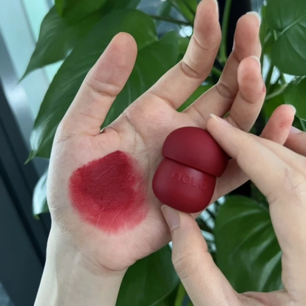 Son kem, mặc dù mang lại cảm giác nhẹ nhàng và mượt mà, nhưng lại có những điểm yếu nội tại khiến màu sắc không duy trì được lâu dài. (Ảnh 2)