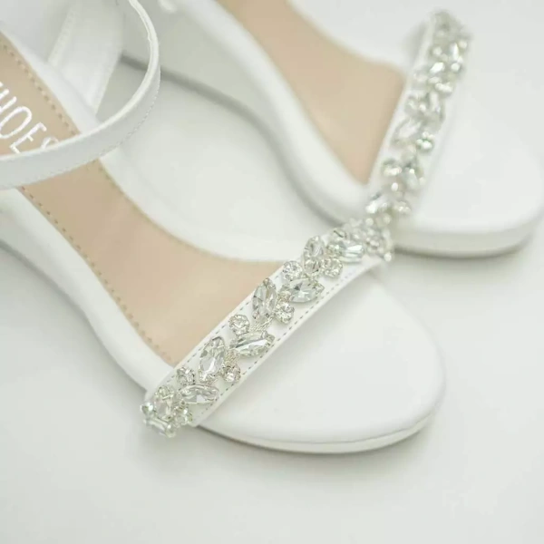 Để có cái nhìn khách quan, hãy đặt sandal đế xuồng 7‑9 cm vào vị trí so sánh với ba loại sandal phổ biến hiện nay: sandal “flat” không có gót, sandal cao gót bệt (stiletto) và sandal thể thao (sport sandals). (Ảnh 3)