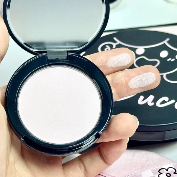 Trong số các lựa chọn đa dạng trên thị trường, Bột Da PUCO Dầu Điều Khiển Nhỏ Gọn Trang Điểm Cố Định nổi bật nhờ cấu trúc bột mềm mịn và công nghệ “điều khiển dầu”. (Ảnh 4) Trong số các lựa chọn đa dạng trên thị trường, Bột Da PUCO Dầu Điều Khiển Nhỏ Gọn Trang Điểm Cố Định nổi bật nhờ cấu trúc bột mềm mịn và công nghệ “điều khiển dầu”. (Ảnh 4)