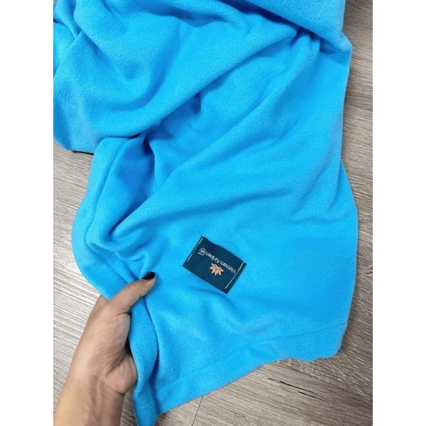 Chăn nỉ, còn gọi là blanket fleece, là loại vải dày đặc, được dệt từ sợi polyester hoặc sợi vải tổng hợp, mang lại cảm giác mềm mịn và giữ nhiệt tốt. (Ảnh 2)