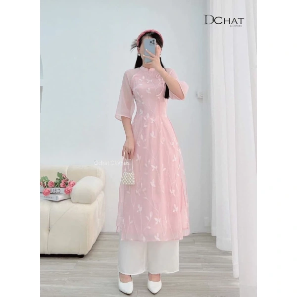 Sau khi diện trang phục lửng truyền thống, nhiều người bất ngờ nhận ra khó khăn trong việc bảo quản vải mỏng - Ảnh 1