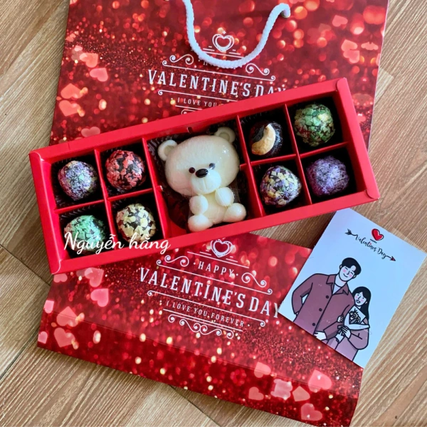Một chiếc hộp socola truffle thường được thiết kế với lớp vỏ ngoài bóng bẩy, bảo vệ lớp nhân mịn màng bên trong. (Ảnh 2)