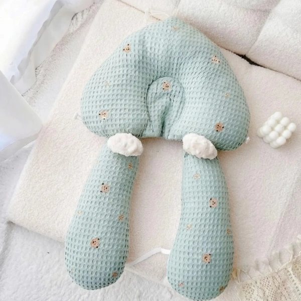 Sau khi thử gối chữ U cho bé sơ sinh, mẹ phát hiện rằng chỉ giảm giật mình chưa đủ để ngăn méo đầu - Ảnh 1 Sau khi thử gối chữ U cho bé sơ sinh, mẹ phát hiện rằng chỉ giảm giật mình chưa đủ để ngăn méo đầu - Ảnh 1
