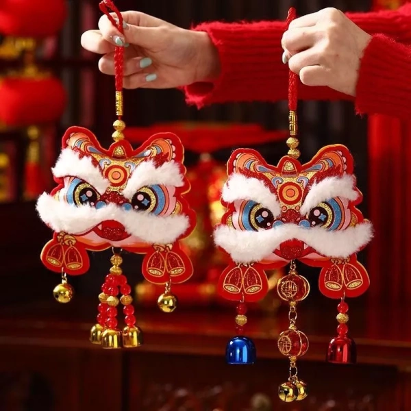 Trên thị trường hiện nay, lân treo có nhiều dạng và chất liệu khác nhau. (Ảnh 3) Trên thị trường hiện nay, lân treo có nhiều dạng và chất liệu khác nhau. (Ảnh 3)
