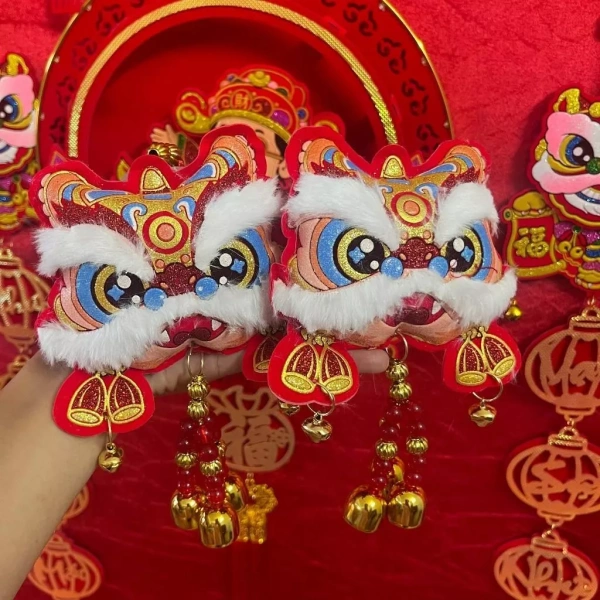 Sản phẩm Liễn Khánh Hình Đầu Lân Lắc Chuông Ép Nhung Cao Cấp không chỉ có thiết kế tinh xảo với họa tiết hình túi phúc mà còn sử dụng chất liệu vải nỉ mềm mại, giúp giảm trọng lượng và chiếm ít không gian. (Ảnh 5) Sản phẩm Liễn Khánh Hình Đầu Lân Lắc Chuông Ép Nhung Cao Cấp không chỉ có thiết kế tinh xảo với họa tiết hình túi phúc mà còn sử dụng chất liệu vải nỉ mềm mại, giúp giảm trọng lượng và chiếm ít không gian. (Ảnh 5)