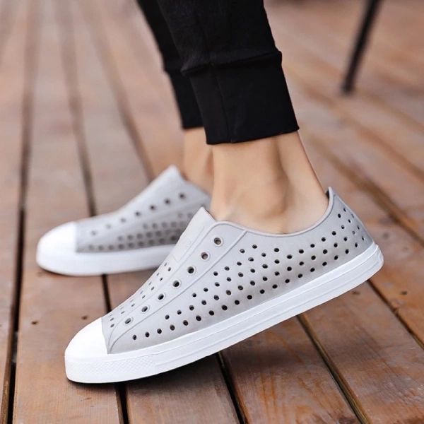 Dù giày đã được thiết kế chống nước, việc bảo quản và sử dụng hợp lý vẫn là yếu tố quyết định tới tuổi thọ và hiệu quả chống thấm. (Ảnh 4)