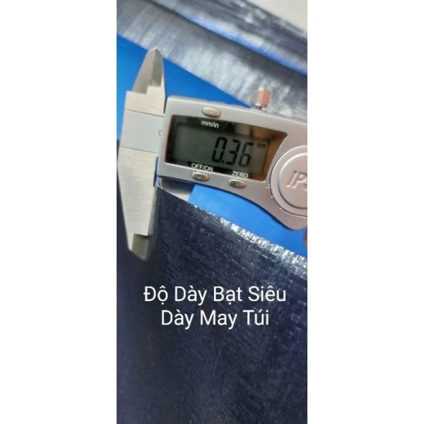 Người tiêu dùng thường mua bao bạt sọc vì màu sắc bắt mắt và khả năng chịu mưa tốt. (Ảnh 2)