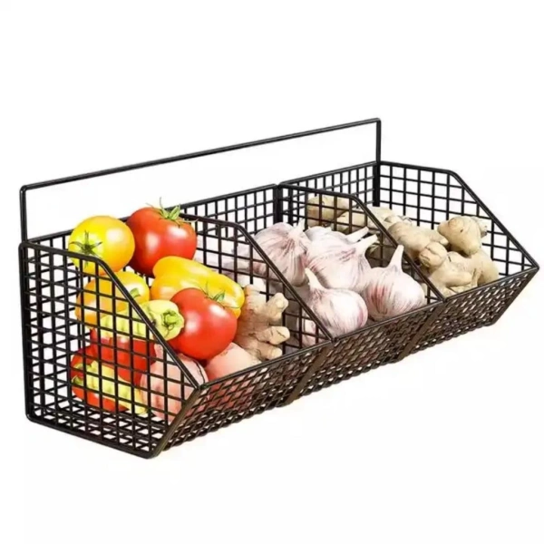 Chi tiết “bí mật” ở đây là việc sử dụng các túi siêu thấm hút để đặt trong ngăn trên, giữ cho bề mặt kệ luôn khô ráo và không bị dính bột gia vị. (Ảnh 4)