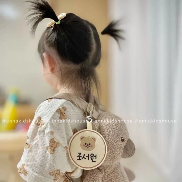 Nhìn chung, sau một tháng trải nghiệm, móc treo balo tròn phong cách Hàn Quốc mang lại nhiều lợi ích thực tế cho cả bé và phụ huynh, với những bất cập chỉ là các yếu tố cần lưu ý trong quá trình lắp đặt và sử dụng. (Ảnh 5) Nhìn chung, sau một tháng trải nghiệm, móc treo balo tròn phong cách Hàn Quốc mang lại nhiều lợi ích thực tế cho cả bé và phụ huynh, với những bất cập chỉ là các yếu tố cần lưu ý trong quá trình lắp đặt và sử dụng. (Ảnh 5)