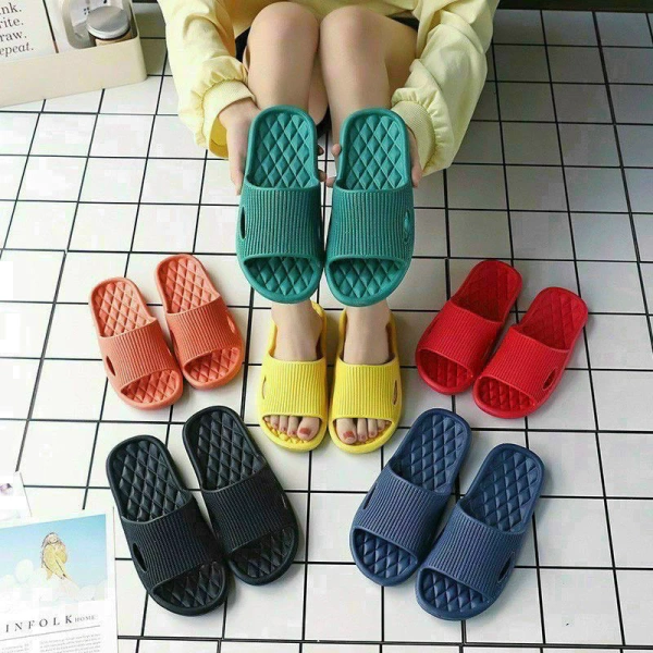 Một đôi dép có thể “hoàn hảo” trên sàn gạch men, nhưng khi mang vào nhà tắm, trên sàn gỗ sơn bóng hay thảm nhựa, các đặc điểm vật lý của sàn sẽ thay đổi lực ma sát. (Ảnh 2) Một đôi dép có thể “hoàn hảo” trên sàn gạch men, nhưng khi mang vào nhà tắm, trên sàn gỗ sơn bóng hay thảm nhựa, các đặc điểm vật lý của sàn sẽ thay đổi lực ma sát. (Ảnh 2)