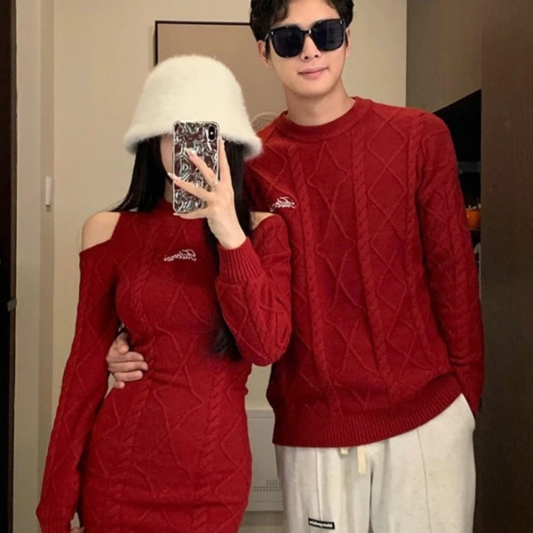 Set đồ đôi đỏ dịp lễ: áo len nam và váy nũ rực rỡ nhưng lại gây cảm giác nóng bức khi thời tiết lên cao - Ảnh 3