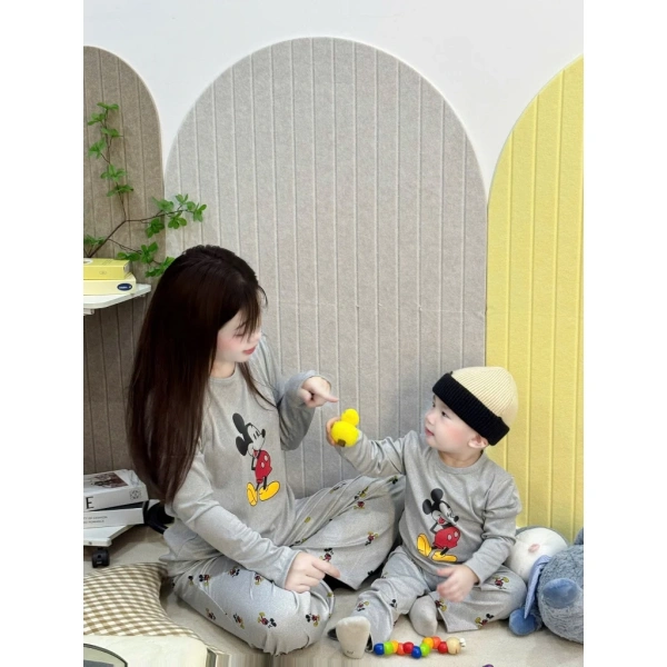 Khi đã có một bộ set đồ cơ bản màu xám, việc tạo “set đồ đôi” phong cách chỉ cần thêm một số chi tiết phụ kiện. (Ảnh 2)