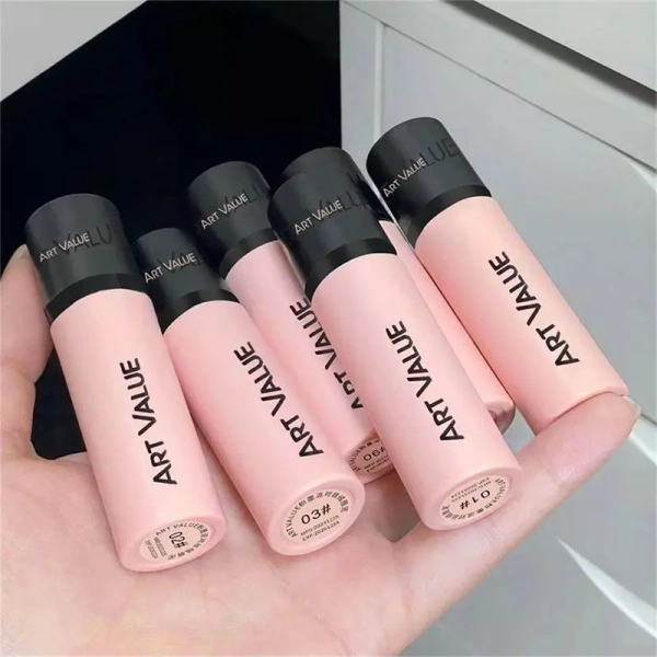 Son kem lì bùn có thể kéo dài suốt ngày, nhưng cảm giác khô ráp chỉ xuất hiện khi bạn quên dùng kem dưỡng môi - Ảnh 1