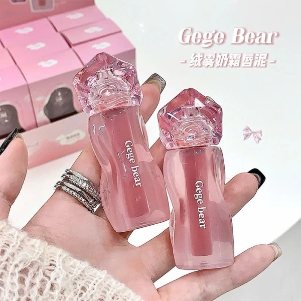 Khi son tiếp xúc với da môi, lớp sừng chết và dầu tự nhiên trên bề mặt môi tạo ra một màng bảo vệ, giúp các thành phần son “bám” chặt chẽ. (Ảnh 2)
