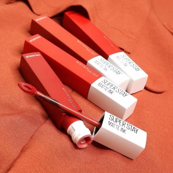 Đúng, những thành phần làm son “đặc” như silicone, polymer và bột mịn có khả năng hút độ ẩm. (Ảnh 5) Đúng, những thành phần làm son “đặc” như silicone, polymer và bột mịn có khả năng hút độ ẩm. (Ảnh 5)