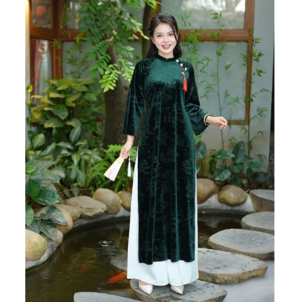 Áo dài nhung suông có nhiều mức size và chất liệu hỗn hợp – thường là áo nhung + quần lụa ngọc trai. (Ảnh 4)