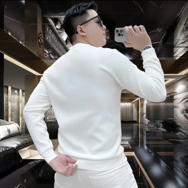 Áo dài tay có bề mặt mịn sẽ tạo ra ít ma sát hơn, do đó giúp hơi nước bốc hơi nhanh hơn. (Ảnh 4) Áo dài tay có bề mặt mịn sẽ tạo ra ít ma sát hơn, do đó giúp hơi nước bốc hơi nhanh hơn. (Ảnh 4)
