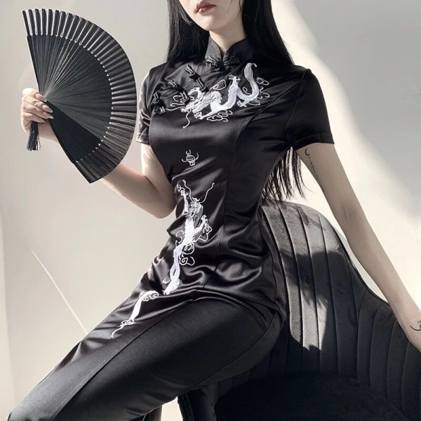 Chi tiết như đường viền kim loại, thêu viền quanh cổ áo hoặc nút bấm dọc vào một bên sẽ giúp kéo dài mắt nhìn lên trên. (Ảnh 3)