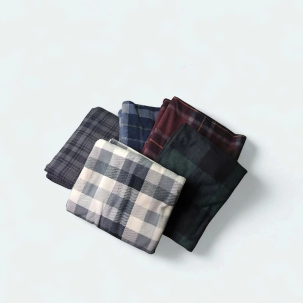 Chăn nỉ mỏng được làm từ sợi polyester hoặc acrylic chất lượng cao, tạo nên một mạng lưới sợi dày đặc nhưng không nặng. (Ảnh 2) Chăn nỉ mỏng được làm từ sợi polyester hoặc acrylic chất lượng cao, tạo nên một mạng lưới sợi dày đặc nhưng không nặng. (Ảnh 2)
