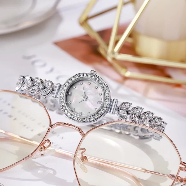 Đồng hồ nữ thạch anh dây lúa mì kim cương thường sử dụng vải lụa, sợi tổng hợp hoặc da tổng hợp để tạo ra dải “lúa mì” mềm mại và tinh tế. (Ảnh 2)