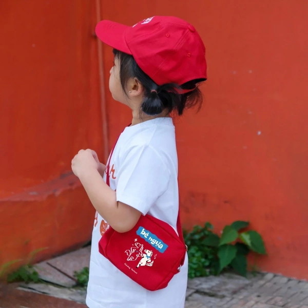 Chiếc túi mini có kích thước 14x12cm, đáy 5cm và dây đeo dài 60cm, dày 2cm, có thể điều chỉnh độ dài. (Ảnh 3) Chiếc túi mini có kích thước 14x12cm, đáy 5cm và dây đeo dài 60cm, dày 2cm, có thể điều chỉnh độ dài. (Ảnh 3)