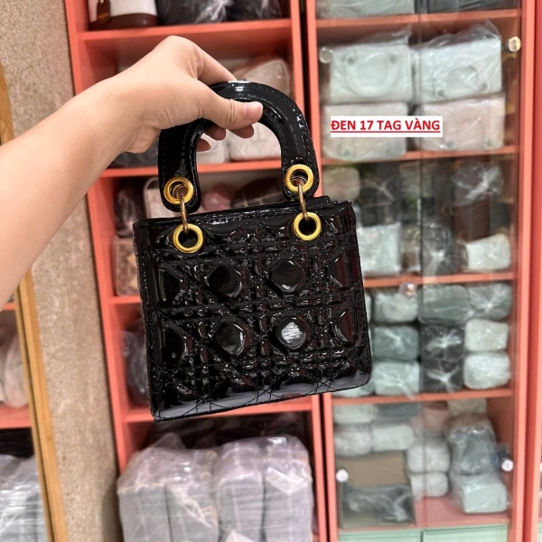 Những yếu tố này không chỉ ảnh hưởng đến cảm giác cá nhân mà còn có thể làm giảm trải nghiệm toàn bộ buổi tiệc, đặc biệt là khi bạn phải di chuyển nhiều giữa các khu vực như sàn nhảy, khu vực tiệc đứng và bàn buffet. (Ảnh 2)