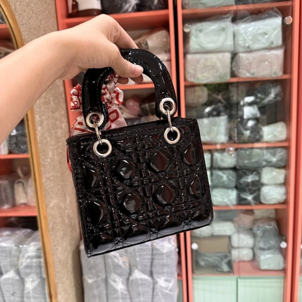 Trong khi túi xách tay và túi đeo vai thường được thiết kế để phân tán trọng lực, túi hộp da lại tập trung vào một điểm cầm duy nhất. (Ảnh 3)
