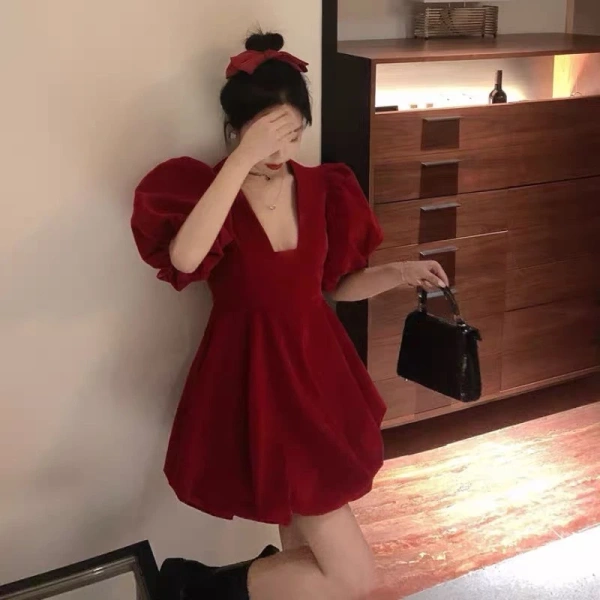 Khi lựa chọn một chiếc váy dự tiệc, người tiêu dùng thường cân nhắc giữa các chất liệu chính. (Ảnh 5)