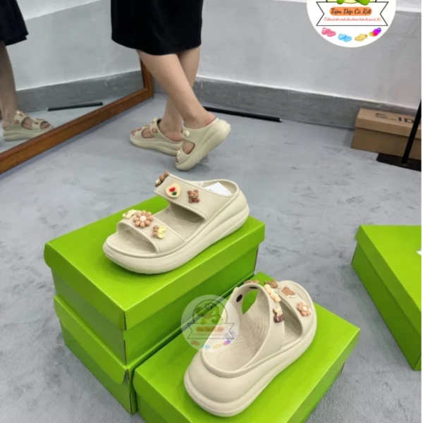 Nhìn chung, Cross Sandal Nữ đế cao siêu êm - Charm 3D nổi bật ở phần thiết kế thời trang 3D mà không làm mất đi tính năng đệm êm của EVA. (Ảnh 5)