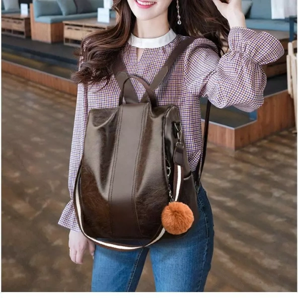 Áp dụng những bước này, bạn không chỉ tiết kiệm không gian mà còn giảm thiểu nguy cơ mất mát khi balo bị mở mà không phát hiện. (Ảnh 3)