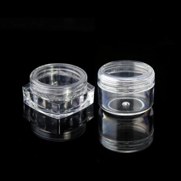 Nhựa trong suốt (thường là PET hoặc PP) có khả năng khúc xạ ánh sáng khác nhau so với da người. (Ảnh 2)