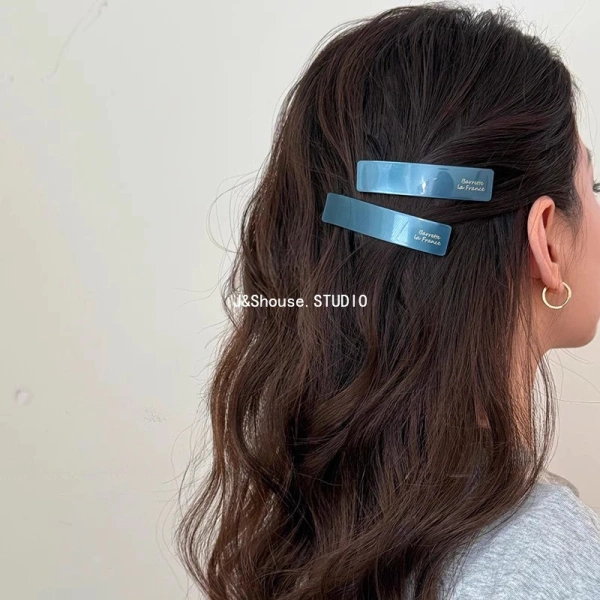 Việc duy trì độ sạch sẽ và tránh tiếp xúc với nhiệt độ cao sẽ giúp acetate duy trì độ bám tốt trong thời gian dài, giảm khả năng “đơ” hoặc mất độ dẻo cần thiết để giữ chặt tóc. (Ảnh 5)