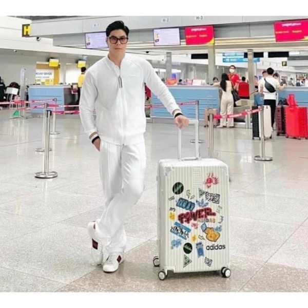 Sự bất ngờ khi khóa sập trên vali kéo khung nhôm khiến chuyến công tác bỗng trở nên khó khăn - Ảnh 1