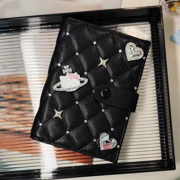 Hai yếu tố chính quyết định khả năng giữ thẻ của một chiếc ví là độ bám bề mặt và độ dày của lớp bao bì. (Ảnh 2)