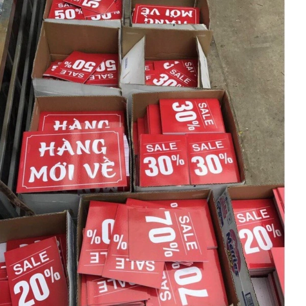 Sự bất ngờ khi một biển giảm giá bằng mika làm thay đổi cách khách hàng dừng chân và quyết định mua sắm. - Ảnh 1 Sự bất ngờ khi một biển giảm giá bằng mika làm thay đổi cách khách hàng dừng chân và quyết định mua sắm. - Ảnh 1