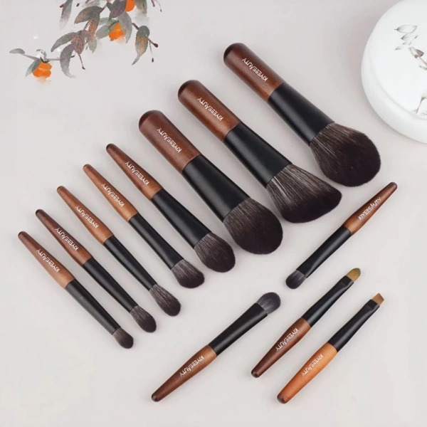 Mặc dù bộ cọ mini chỉ có 12 chiếc, nhưng mỗi chiếc đều có vai trò riêng, tạo nên một hệ thống hoàn chỉnh cho mọi bước trong quy trình nền. (Ảnh 3) Mặc dù bộ cọ mini chỉ có 12 chiếc, nhưng mỗi chiếc đều có vai trò riêng, tạo nên một hệ thống hoàn chỉnh cho mọi bước trong quy trình nền. (Ảnh 3)