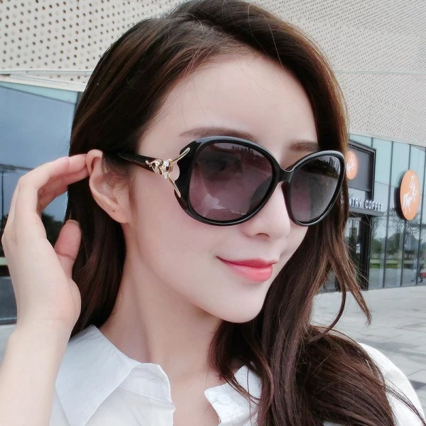 Mua kính mát và hộp đựng thường đòi hỏi cân nhắc giữa giá cả, thẩm mỹ và chức năng. (Ảnh 5)